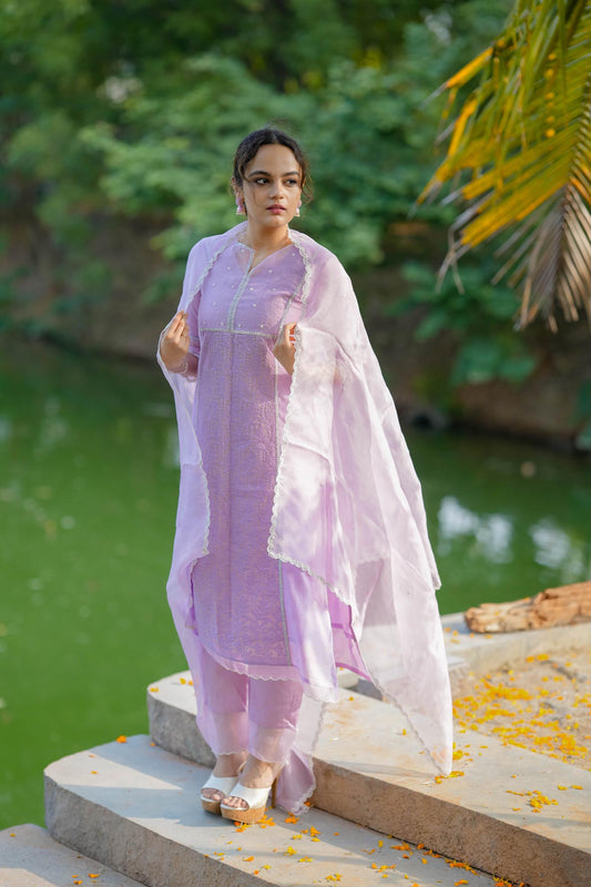 Women’s wear Embroidered lavender kurta set with lace details